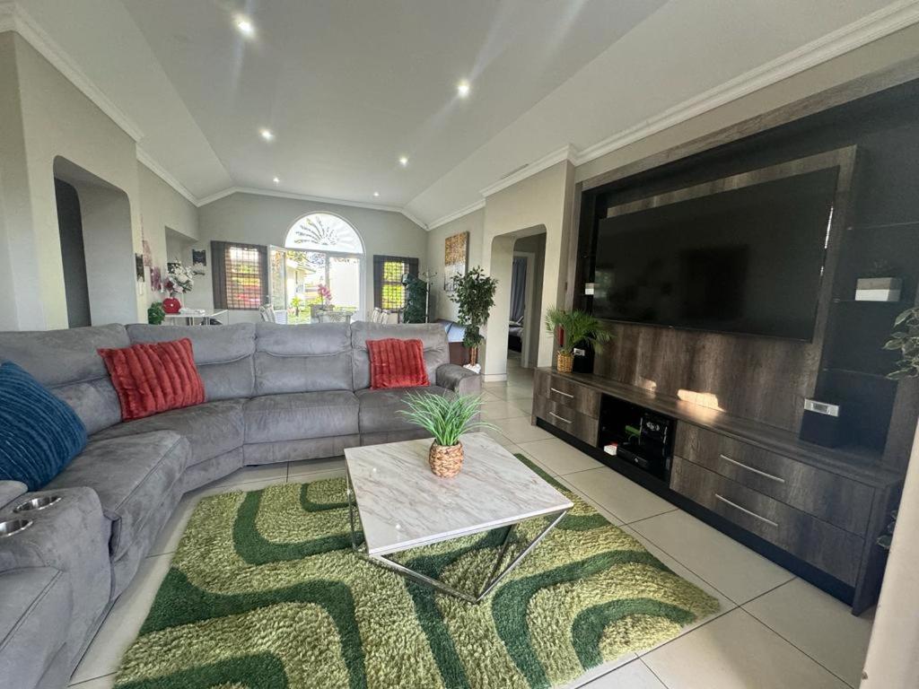 Villa Caylee Caribbean Estates - Ultra-Luxurious - Rimas Interiors Designs - Private Beachfront Escape - Premium Serviced For 8 Guests Port Edward Zewnętrze zdjęcie